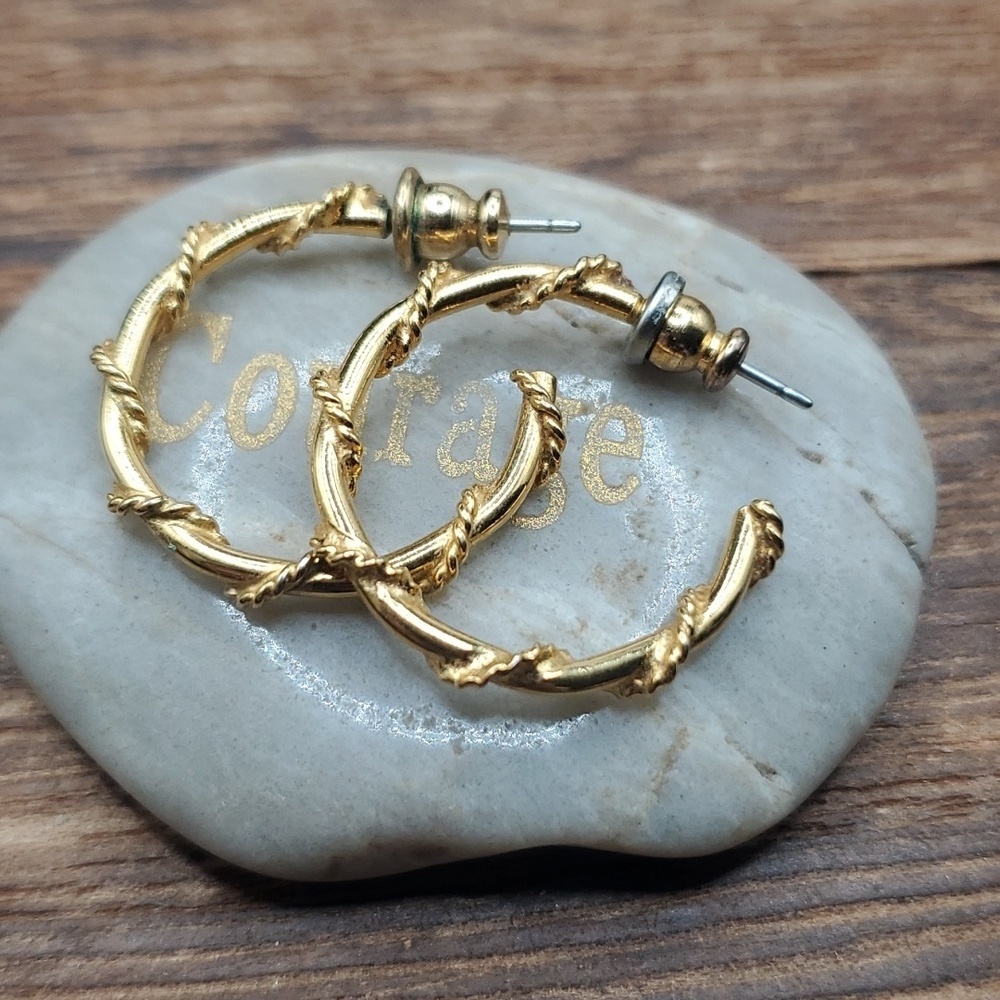 E848 thorn hoop earrings